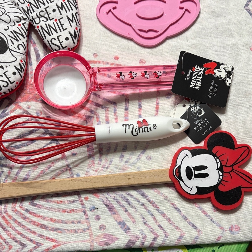 Disney Minnie Mouse Kitchen Essentials Set - Picture 4 of 4